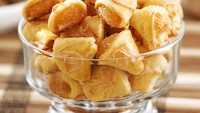 Kreasi @dapurfoody, membuat nastar keju terompet. Sesuai namanya, nastar yang satu ini berbentuk kerucut dengan taburan keju cheddar yang gurih. Foto: Instagram