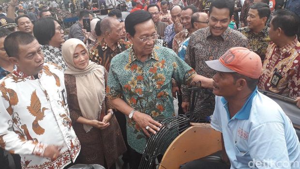 Di Malaiboro, Sultan HB X Jadi Rebutan Diajak Selfie