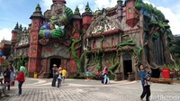 Ada tempat wisata baru di Semarang, yaitu Saloka Themepark. Tempat wisata ini cocok dikunjungi bersama keluarga, mumpung liburan akhir tahun. (Eko Susanto/detikTravel)