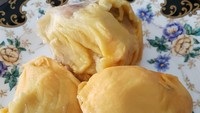 Wah, durian yang terlihat kuning dan manis ini ternyata diambil langsung dari hasil kebun sendiri loh. Foto: Instagram@mayangsaritrihatmodjoreal