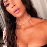 Aksesori modifikasi tubuh tiba-tiba booming di 2018 setelah dipakai Chrissy Teigen dan Kim Kardashian. Label itu bernama A.Human dan menciptakan aksesori dengan kulit prostetik yang tampak menyatu dengan kulit asli Anda. Foto: Ist, Getty Images