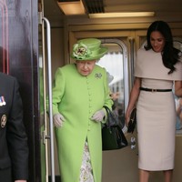 Meghan Markle pun pernah mendampingi Ratu Elizabeth II saat menggunakan kereta kerajaan. Foto: Getty Images