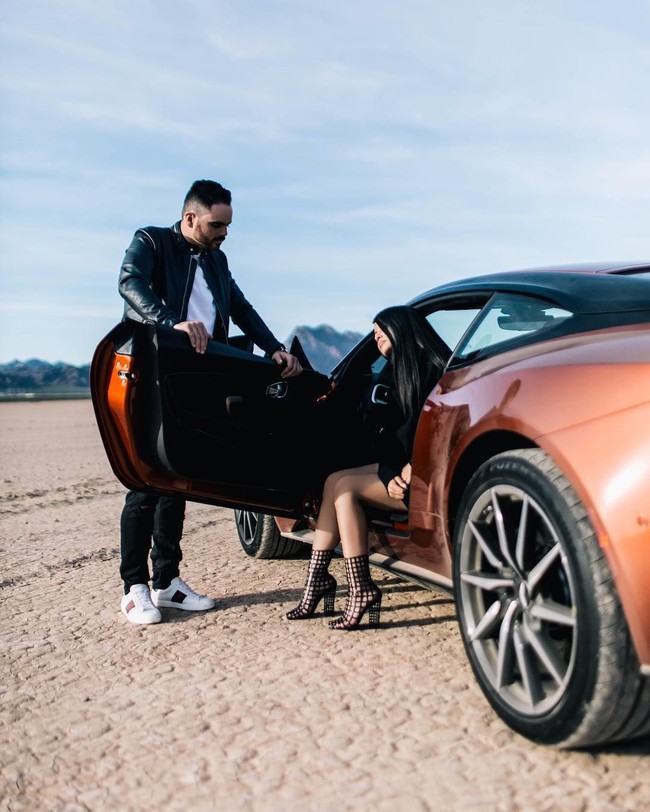 @Christopher_lourdes berpose di luar istananya dengan beberapa mobil sport. Tak hanya itu, ia juga kerap mengunggah banyak jam mahal di Instagramnya. Christoper menyukai bepergian dengan jet pribadi bersama teman-temannya dan belanja tas mahal Louis Vuitton. Foto: Instagram