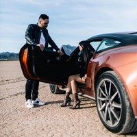 @Christopher_lourdes berpose di luar istananya dengan beberapa mobil sport. Tak hanya itu, ia juga kerap mengunggah banyak jam mahal di Instagramnya. Christoper menyukai bepergian dengan jet pribadi bersama teman-temannya dan belanja tas mahal Louis Vuitton. Foto: Instagram