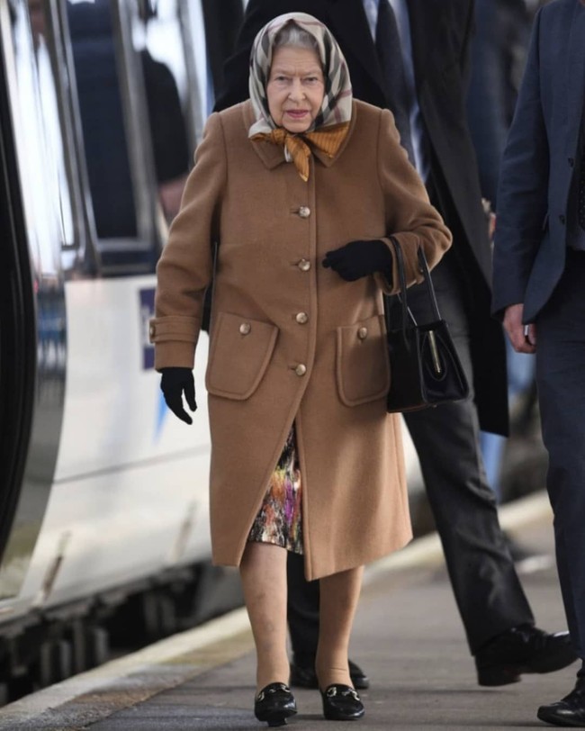 Sudah menjadi tradisi bagi Ratu Elizabeth II untuk merayakan Natal bersama keluarganya di Sandringham House, Norfolk, sekitar 180 KM dari London. Jelang Natal 2018 yang jatuh pada Selasa pekan depan, Ratu sudah tiba di Norfolk, Kamis (20/12/2018). Bukan dengan mobil pribadi, melainkan transportasi publik berupa kereta. Foto: Instagram/@hm.queenelizabeth