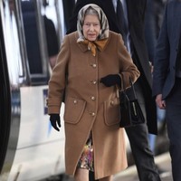 Sudah menjadi tradisi bagi Ratu Elizabeth II untuk merayakan Natal bersama keluarganya di Sandringham House, Norfolk, sekitar 180 KM dari London. Jelang Natal 2018 yang jatuh pada Selasa pekan depan, Ratu sudah tiba di Norfolk, Kamis (20/12/2018). Bukan dengan mobil pribadi, melainkan transportasi publik berupa kereta. Foto: Instagram/@hm.queenelizabeth