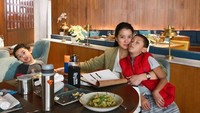 Aktris 38 tahun ini sempatkan malam mingguan dengan dua jagoannya. Ia memilih staycation di hotel sambil mencicip makanan enak. Foto: Instagram marcella.zalianty