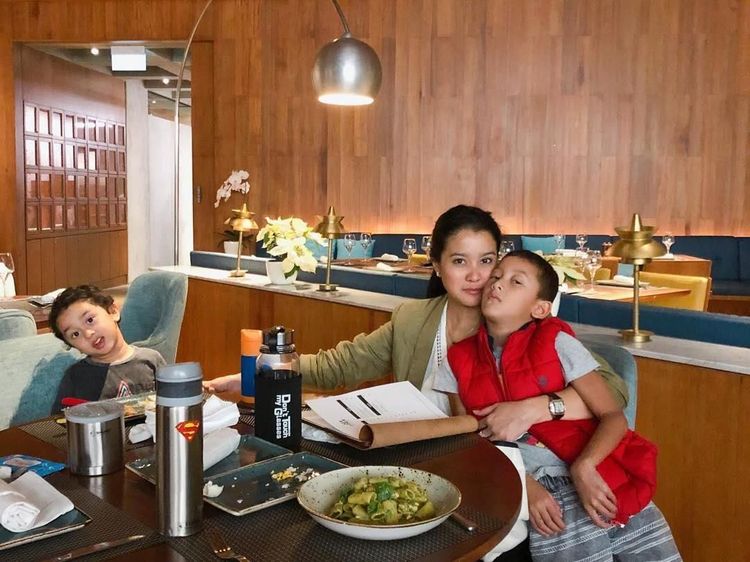 Begini Keseruan Marcella Zalianty Ketika Makan Bareng Dua Jagoannya