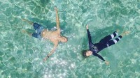 Menjelajah Pantai Bonetapalang dengan berenang-renang dekat jembatan (My Trip My Adventure)