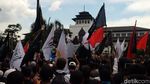 Massa Membaur Menolak Kekerasan pada Muslim Uighur