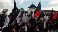 Massa juga mendesak pemerintah Indonesia untuk berperan aktif membantu muslim uighur. Khususnya membantu melalui jalur dilomasi kepada pemerintah China untuk menghentikan penindasan itu (Mochamad Solehudin/detikcom)