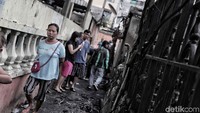 Lokasi kebakaran merupakan daerah padat penduduk.