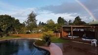 Inilah Katikati Naturist Park, sebuah resor yang diperuntukkan bagi kaum nudis di Selandia Baru (Katikati Naturist Park)