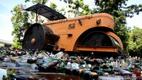 Polda Metro Jaya memusnahkan sebanyak 8.350 botol miras.