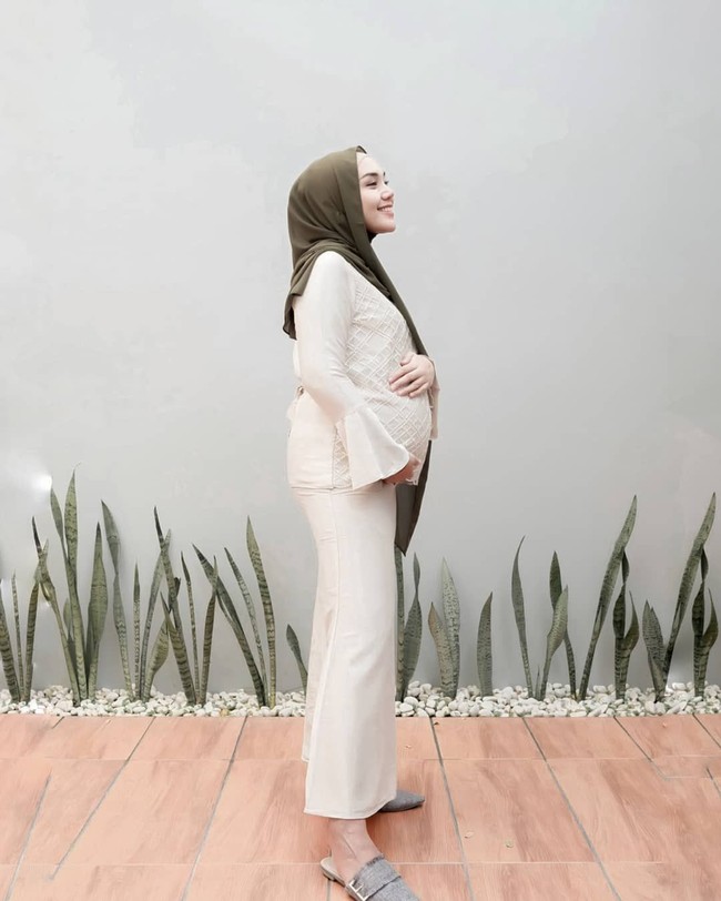 Youtuber yang memiliki 247 ribu subscribers ini rutin mengunggah video hijab tutorial di akun Youtube-nya. Tak heran, jika gaya hijabnya selalu modis. Foto: Instagram/RanieKarlina