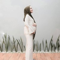 Youtuber yang memiliki 247 ribu subscribers ini rutin mengunggah video hijab tutorial di akun Youtube-nya. Tak heran, jika gaya hijabnya selalu modis. Foto: Instagram/RanieKarlina