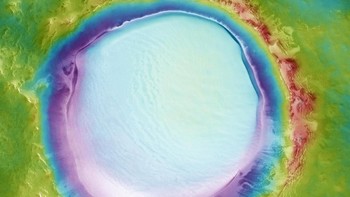 Kawah ini memiliki diameter sekitar 82 kilometer dan tebal es di tengahnya diperkirakan mencapai 1,8 km. Foto: ESA
