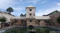 Lanjut lagi ke selatan, ikuti terus jalan dan petunjuk arah ke Taman Sari. Inilah tempat pemandian keluarga keraton pada zaman dahulu (Fitraya/detikTravel)