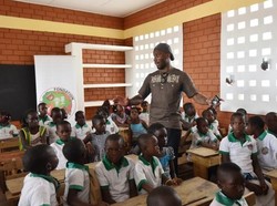 Didier Drogba menyandang status legenda di dalam lapangan maupun di luar lapangan. Drogba, yang kini telah pensiun, membantu mengakhiri perang sipil di Pantai Gading yang berlangsung lima tahun pada 2006. Dia bahkan masuk dalam daftar 100 orang paling berpengaruh di dunia versi Majalah TIME pada 2010. Selain itu, Drogba juga memiliki yayasan yang membantu dalam bidang edukasi dan layanan kesehatan di Afrika. Foto: Sia Kambou/AFP Photo