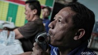 Seorang sopir menjalani pemeriksaan kesehatan.