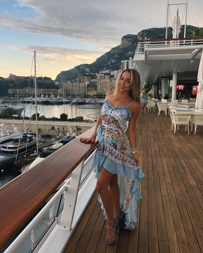 Rich kid of Russia lainnya adalah Polina Moisseeva. Ia pernah berpose saat melakukan snowboarding di Aspen dan menikmati keindahan pantai Bahama serta tak ada kekurangan dalam kehidupan wanita ini. Foto: Instagram