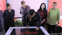 Bupati Bandung Dadang M Nasser disaksikan Chairul Tanjung menandatangani prasasti peresmian Transmart Soreang.