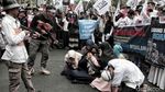 Massa Membaur Menolak Kekerasan pada Muslim Uighur