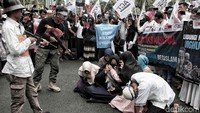 Massa juga meminta pemerintah untuk memutus hubungan diplomatik dengan China, jika tindakan penindasan kepada muslim uighur tidak dihentikan. Seruan untuk memboikot produk china juga muncul dalam aksi ini. (Pradita Utama/detikcom)