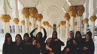 Masjid Sheikh Zayed dikunjungi 1 juta turis per tahunnya. Beberapa selebriti ternama seperti Kendall Jenner, Gigi Hadid dan Selena Gomez pernah datang ke sana (Instagram/kendalljenner)
