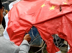 Massa Bela Uighur Bakar Bendera China di Depan Kedubes!