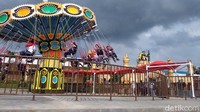 Taman rekreasi yang berdiri di atas lahan seluas 18 hektar ini punya banyak wahana permainan buat traveler. Saloka Themepark sendiri terbagi dalam empat zona. (Eko Susanto/detikTravel)