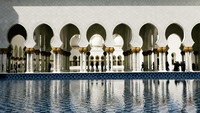 Masjid Sheikh Zayed pun memiliki kolam di bagian halamannya (istock)