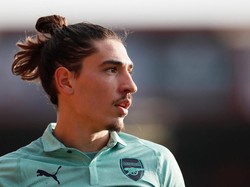 Bek Arsenal Hector Bellerin kerap melelang sepatu bolanya untuk amal. Pada 2017, pemain Spanyol itu menyumbang 50 pound sterling untuk setiap menit yang dia mainkan di Piala Eropa U-21 untuk membantu korban kebakaran Grenfell Tower, London. Foto: David Klein/Reuters