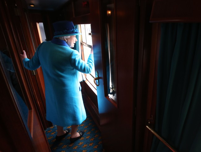 Tentu saja ini bukan kali pertamanya Ratu Elizabeth II itu menggunakan kereta umum sebagai transportasi andalan. Februari lalu, perempuan yang sudah 65 tahun menyandang gelar Ratu Inggris itu terlihat berangkat dari Stasiun King’s Lynn  ke London. Foto: Getty Images