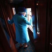 Tentu saja ini bukan kali pertamanya Ratu Elizabeth II itu menggunakan kereta umum sebagai transportasi andalan. Februari lalu, perempuan yang sudah 65 tahun menyandang gelar Ratu Inggris itu terlihat berangkat dari Stasiun King’s Lynn  ke London. Foto: Getty Images