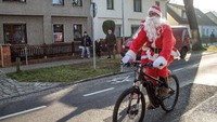 Di Jerman Santa Juga terlihat berkeliling kota menggunakan sepeda. Carsten Koall/Getty Images.