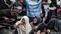 Sedangkan peserta yang berperan sebagai muslim Uighur nampak menangis karena mendapat intimidasi dan tindak kekerasan dari para aparat.