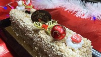 Diselimuti potongan kacang, Buche de Noel yang satu ini terlihat klasik. Foto: Instagram leglacier_ilerousse  
