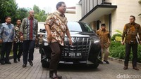 Kedatangan Prabowo dan rombongan disambut langsung oleh SBY serta putranya, Agus Harimurti Yudhoyono (AHY).