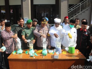 Ribuan Miras dan Okerbaya Hasil Operasi Lilin Semeru Dimusnahkan