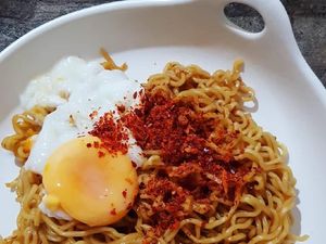 Makanan Tak Sesuai Aturan hingga Dilempar Sendal Jepit Saat Makan Mie Instan