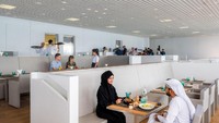 Nah, kalau traveler mau ke sini seperti Sergio Ramos, datanglah pukul 10 pagi hingga 10 malam. Harga tiketnya mulai dari AED 60 (Rp 238 ribu) belum termasuk harga aktivitas tambahan (Louvre Abu Dhabi)