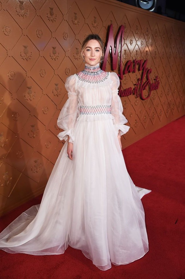 Aktris muda Saoirse Ronan selalu sukses tampil memukau dengan pilihan busananya. Dari setelan blazer hingga gaun panjang bergaya bohemian, kekuatan wanita terpancar dari busana yang dikenakannya. Foto: Getty Images