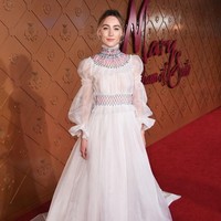 Aktris muda Saoirse Ronan selalu sukses tampil memukau dengan pilihan busananya. Dari setelan blazer hingga gaun panjang bergaya bohemian, kekuatan wanita terpancar dari busana yang dikenakannya. Foto: Getty Images
