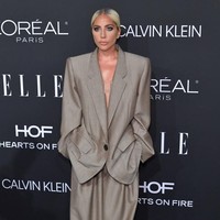 Lady Gaga selalu berani tampil beda. Salah satu yang cukup ikonik tahun ini adalah penampilannya dengan setelan jas dan celana oversized rancangan Marc Jacobs di acara Women in Hollywood. Ia sengaja mengenakan busana longgar dan besar yang menjadi simbol baginya untuk bangkit dari keterpurukan. Foto: Getty Images