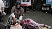 Dalam sebuah adegan nampak pula seorang Muslim Uighur ditemukan tewas bersimbah darah.
