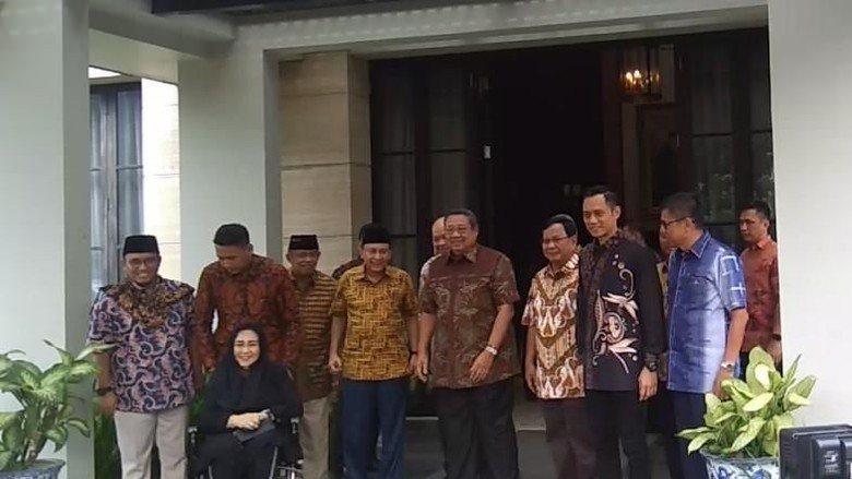 Ditemani AHY, SBY Sambut Prabowo di Mega Kuningan