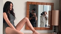 Wanita yang berprofesi sebagai guru itu memiliki tubuh yang seksi dan tak kalah dengan model. Dok. Instagram/kylieverzosa