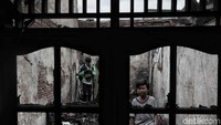 Kebakaran tersebut menghanguskan tujuh rumah dan satu bangunan gereja.