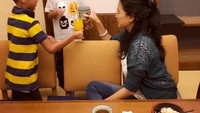 Anak kedua Marcella, Aryton Magali Sastra Soeprapto mengidap tumor otak. Marcella pun selalu berusaha menyemangati putranya seperti cheers dengan minuman. Foto: Instagram marcella.zalianty